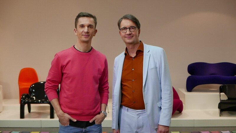 Farbexperte Prof. Dr. Axel Buether (r.) begleitet die Experimente zur Wirkung von Farben. – Bild: ZDF und Florian Lippke