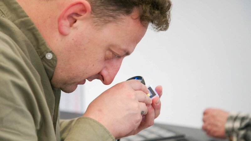 Ein Mitarbeiter des Pfandleihhauses prüft die Echtheit. – Bild: TLC (DEUT)