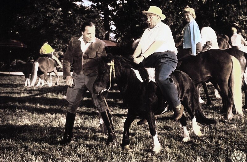 4. Mit dem wohlbeleibten Ottokar (Herbert Kiper) hat das Pony ganz schön zu tun. Jochen (Paul Klinger, li.) gibt acht, dass er nicht hinunterfällt. – Bild: ZDF und Taurus – Film 4. Mit dem wohlbeleibten Ottokar (Herbert Kiper) hat das Pony ganz schön zu tun. Jochen (Paul Klinger, li.) gibt acht, dass er nicht hinunterfällt. – Bild: ZDF und Taurus – Film
