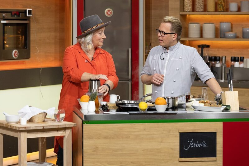 „Die Küchenschlacht“-Kandidatin Isabella Farnleitner und Moderator Mario Kotaska – Bild: ZDFneo