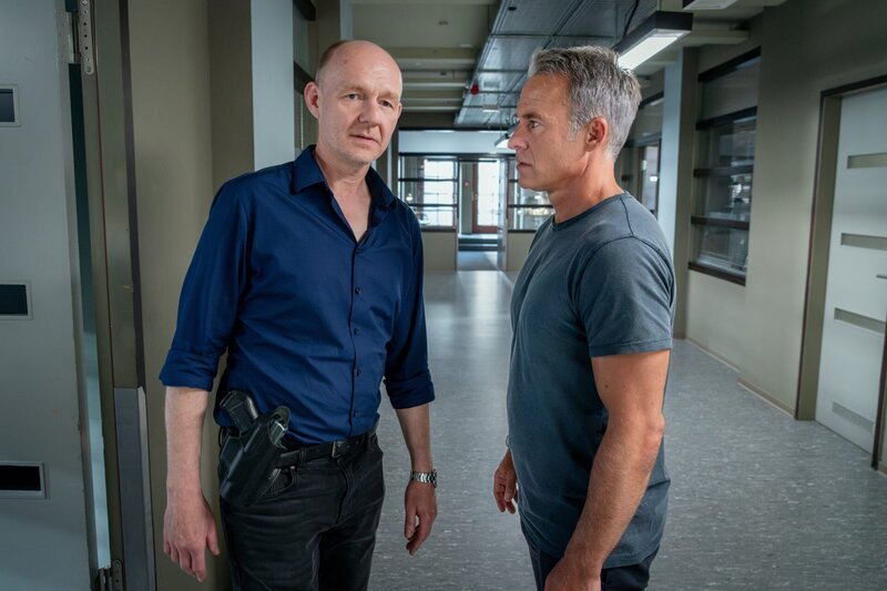 Zu Jans (Marco Girnth, r.) Unglück übernimmt der verhasste Kollege Alexander Bruckmann (Markus Lerch, l.) Inas Vertretung. – Bild: ZDF und Steffen Junghans