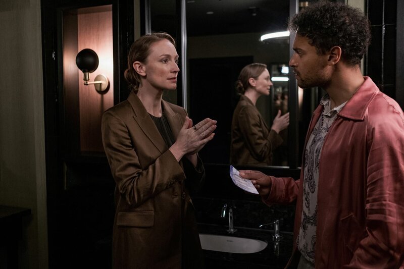 Der Violoncellist Carsten Gümbel (Steven Sowah, r.) hat das Flugticket seiner Geliebten, der zweiten Geige Simone Relinger (Lara Marian, l.), gefunden und verlangt eine Erklärung. – Bild: manju.de /​ ZDF