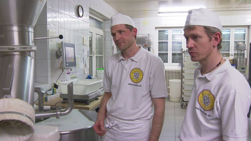 Mit ihrer Bäckerei in Ampfing sind Stefan Greimel (links) und Georg Auer (rechts) bekannt für gute Semmeln, die woanders nicht mehr im Sortiment zu finden sind. – Bild: BR
