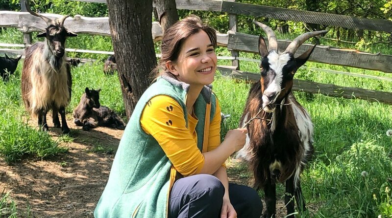 Anna kümmert sich als Hirtin über den Sommer um Ziegen. Weiteres Bildmaterial finden Sie unter www.br-foto.de. – Bild: BR/​Text und Bild Medienproduktion GmbH & Co. KG/​Marcella Müller