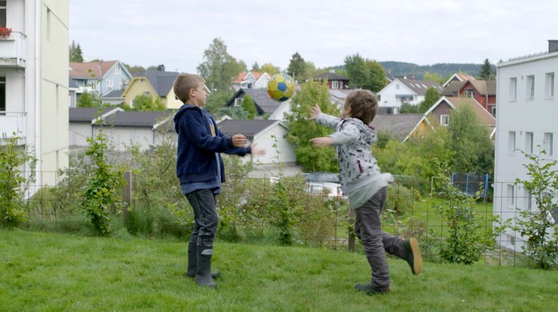 Marlon zeigt Hugo ein paar Fußballtricks (von li nach re: Martin Evensen, Petter Mortensen). – Bild: WDR/​NRK Super