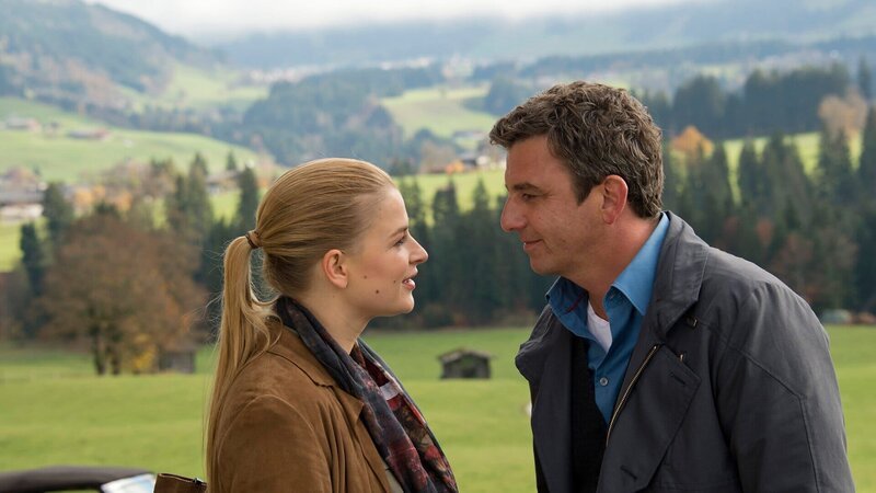 Wollen den Schritt in ein gemeinsames Zuhause wagen: Dr. Martin Gruber (Hans Sigl) und Anne (Ines Lutz). – Bild: ZDF und Thomas R. Schumann