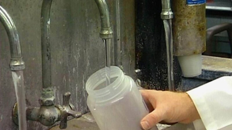 Alarm in der Gesundheitsbehörde von Milwaukee: Fast die ganze Stadt leidet an Magen-Darm-Beschwerden und Durchfall. Befinden sich Parasiten im Trinkwasser? – Bild: RTL