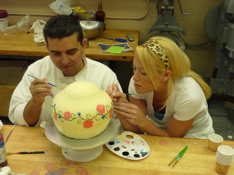 Tea Party Cake and Hells Angels Cake. Buddy and Daniella Storzillo paint an edible tea kettle for the Tea Party cake. – Bild: Discovery Communications, Inc.