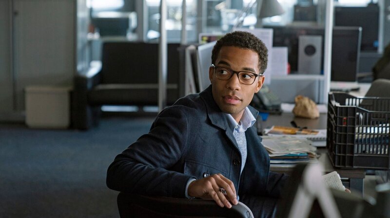 Das junge Mastermind im Team von Van der Valk: Job Cloovers (Elliot Barnes-Worrell). – Bild: ARD Degeto/​Company Pictures/​all3media international