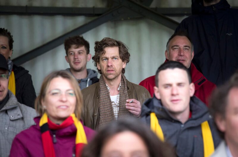 Wettbüro-Besitzer Ziegert (Andreas Nickl, M.) verfolgt angespannt das Fußballspiel. – Bild: ARD/​Georges Pauly