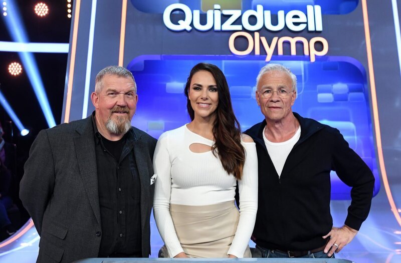 Moderatorin Esther Sedlaczek mit den Kandidaten des Teams „Schauspieler“: Dietmar Bär und Klaus J. Behrendt, beide Schauspieler. – Bild: SWR/​ARD/​Uwe Ernst
