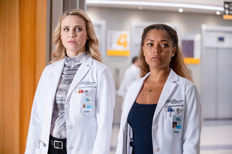 L-R: Dr. Morgan Reznick (Fiona Gubelmann) and Dr. Claire Browne (Antonia Thomas) – Bild: ORF/​Sony Pictures/​ABC/​Jack Rowand