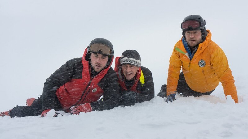 Ein Teammitglied ist in eine Spalte im Eis abgerutscht. Sofort machen sich Simon (Ferdinand Seebacher, l.), Rudi (Michael Pascher, M.) und Markus (Sebastian Ströbel, r.) an die Rettung. – Bild: ZDF und Stephanie Kulbach