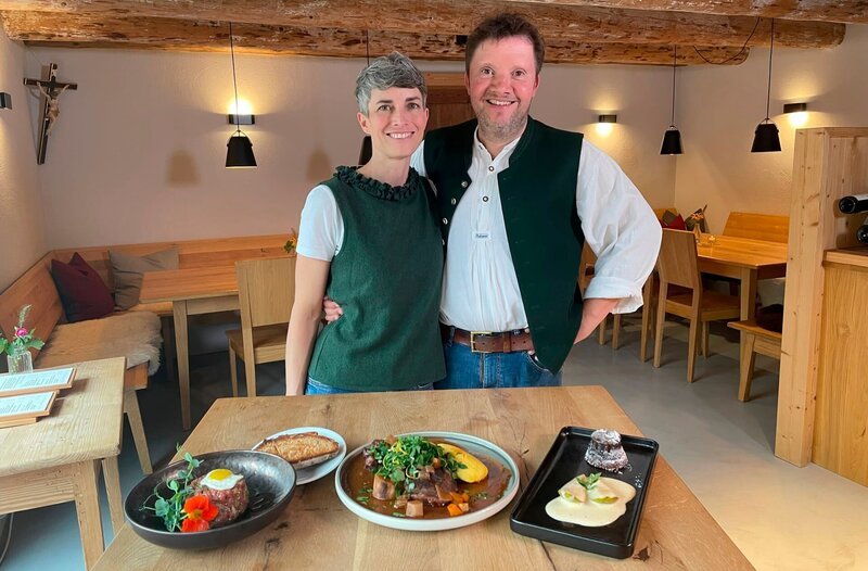 Mächlerhof Wirte Julia und Stephan Babel. – Bild: BR/​Bewegte Zeiten Filmproduktion GmbH/​Luise Struve