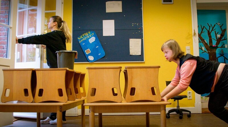 Alma (r.) erledigt ihre Aufgaben selbständig. Im Kindergarten wird jede helfende Hand dringend gebraucht. – Bild: HR/rbb/DOCDAYS/Knut Schmitz Alma (r.) erledigt ihre Aufgaben selbständig. Im Kindergarten wird jede helfende Hand dringend gebraucht. – Bild: HR/rbb/DOCDAYS/Knut Schmitz