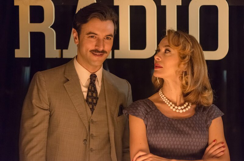 Clara (Marta Hazas, r.) entgeht nicht, dass Mateo (Javier Rey, l.) mit der Moderatorin des Gesangswettbewerbs flirtet. – Bild: WDR/​Enrique Baró Ubach/​Beta Film GmbH