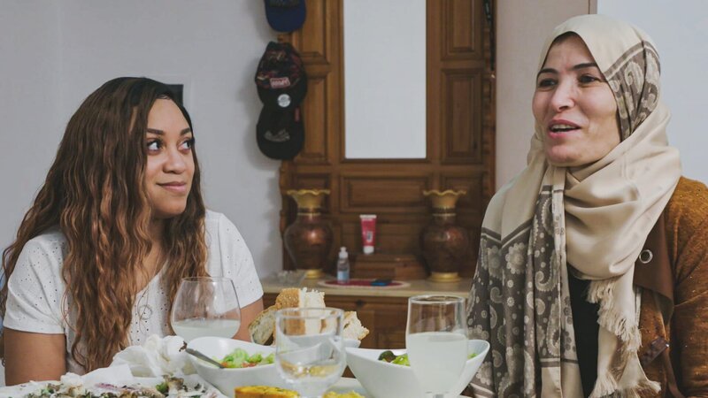 L-R: Memphis and Hamza’s mother. – Bild: Discovery Communications, LLC