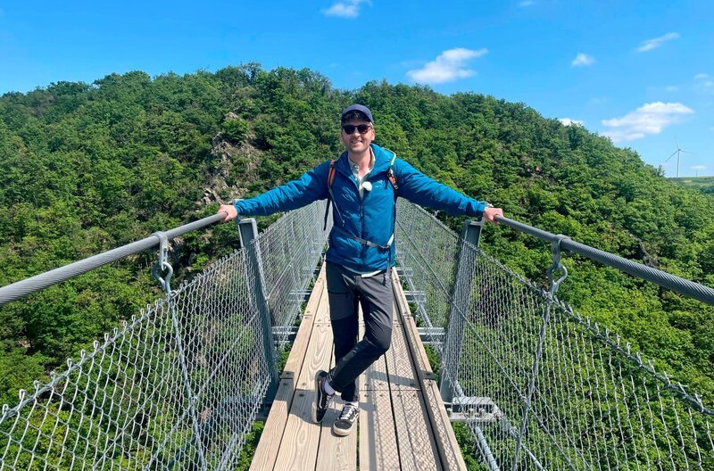 Johannes Zenglein auf der Hängeseilbrücke in Geierlay – Bild: SWR/​Bavaria Entertainment GmbH