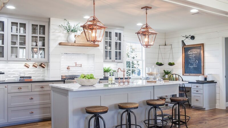 The Ward’s new kitchen is completely transformed with new cabinetry, appliances, and wood flooring. Copper light fixtures and a large island are installed, as seen on Fixer Upper. (After) – Bild: HGTV/​Scripps Networks, LLC.