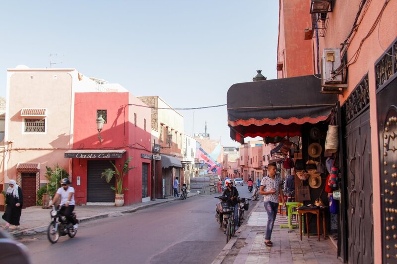 Die farbenfrohen Straßen der alten, ummauerten Innenstadt von Marrakesch, die Medina genannt wird. – Bild: ORF/​Warner/​The Travel Channel