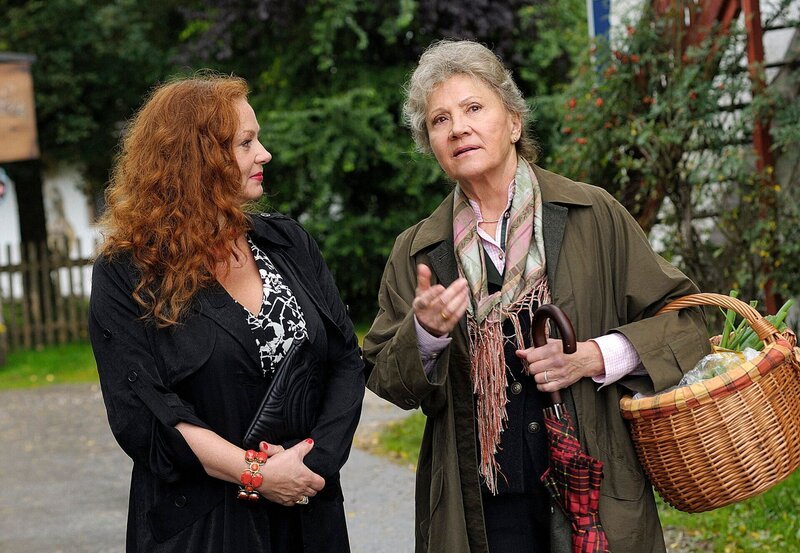 ARD STURM DER LIEBE FOLGE 1887, am Donnerstag (28.11.13) um 15:10 Uhr im ERSTEN. Magdalena (Petra Berndt, l.) sucht ein offenes Wort mit Hildegard (Antje Hagen, r.), da diese sehr unter Alfons neuem Lebensstil zu leiden scheint. – Bild: ARD/​Jacqueline Krause-Burberg