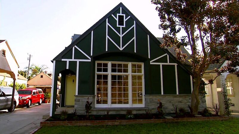 Jessie und Tina finden ein Tudor-Haus für 399.000 Dollar, dessen Preisspiegel zwischen 500.000 und 600.000 liegt. Die Architektur ist in Kalifornien beliebt und zeichnet sich durch seine schräge Steildach-Form und ein geometrisches Balkenmuster aus. Außerdem hat das Objekt viele Original-Details, darunter Türgriffe, Sockelleisten und hölzerne Fensterrahmen. Die Böden sind jedoch kaputt, die Bäder uralt und die Küche zu eng. Wenn sie es geschickt anstellen, könnten 40.000 Dollar für die nötigen Renovierungsarbeiten reichen, und das Makler-Paar würde einen schönen Gewinn einstreichen. Doch wie sich zeigt, gibt es mehrere Interessenten, und der Preis steigt. – Bild: Tanja Bachetzky /​ ©HGTV