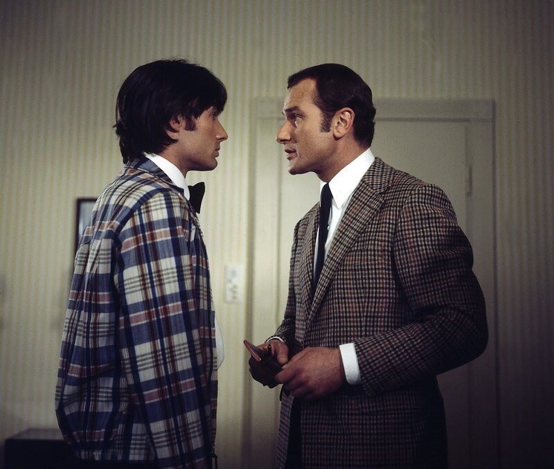 Der Kellner Mario (Peter Chatel, l.) ist bis auf weiteres vom Dienst freigestellt. Heines (Reinhard Glemnitz, r.) schärft ihm Verhaltensmassregeln ein. Honorarfrei – nur für diese Sendung bei Nennung ZDF und Neue Münchner Fernsehproduktion – Bild: ZDF und Neue Münchner Fernsehproduktion /​ Neue M¸nchner Fernsehproduktion