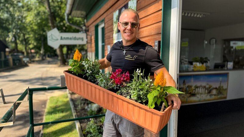 William Gross planting – Bild: Warner Bros. Discovery, Inc.