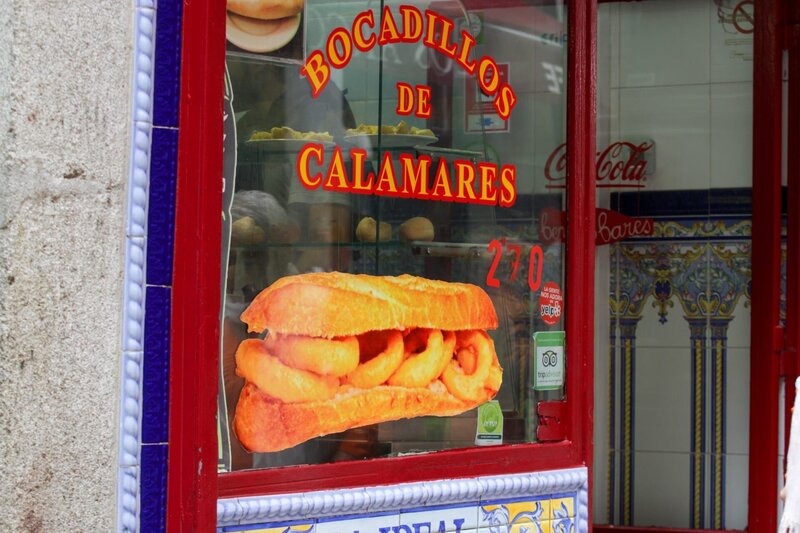 In den Gassen rund um Madrids Plaza Mayor wimmelt es von Restaurants, die auf „Bocadillo de Calamares“ spezialisiert sind, das beliebte frittierte Tintenfisch-Sandwich der Stadt. – Bild: ORF/​Warner/​The Travel Channel