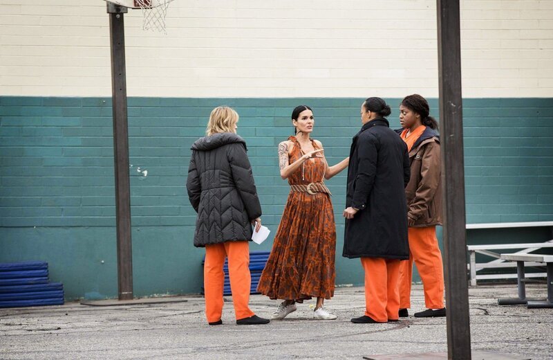 Als die Ermittler wichtige Informationen von einem Gefängnisspitzel bekommen, beschließt Jane (Angie Harmon, M.), undercover im Gefängnis zu ermitteln … – Bild: bTV – bTV Media Group