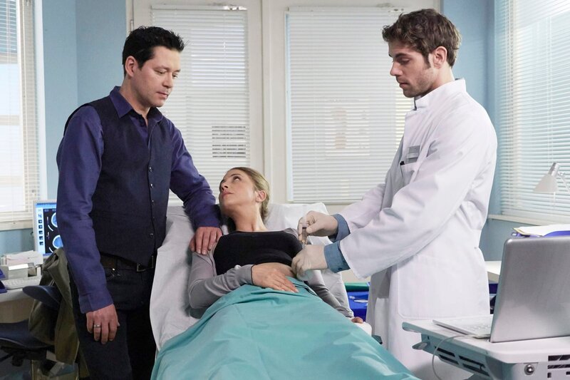 Dr. Philipp Brentano (Thomas Koch, li.) hat bei einem Ultraschall festgestellt, dass einige Werte bei dem heranwachsenden Baby seiner Frau Arzu Ritter (Arzu Bazman, mi.) nicht in Ordnung sind. Im schlimmsten Fall könnte das Baby nicht überlebensfähig sein. Philipp und Arzu haben Dr. Niklas Ahrend (Roy Peter Link, re.) um Hilfe gebeten. Philipp muss Arzu nun irgendwie ablenken, bis Niklas die Ergebnisse der Fruchtwasseruntersuchung vorliegen. – Bild: MDR/​Saxonia/​Wernicke