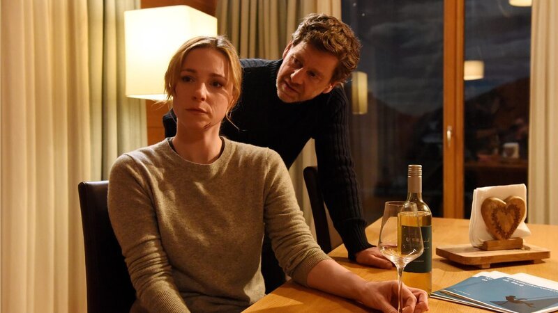 Im Gegensatz zu seiner Frau Mona (Friederike Linke) findet Jakob Münster (Andreas Nickl), dass es an der Zeit ist, ihrem Sohn die Wahrheit über seine Herkunft zu sagen. – Bild: ZDF und Barbara Bauriedl