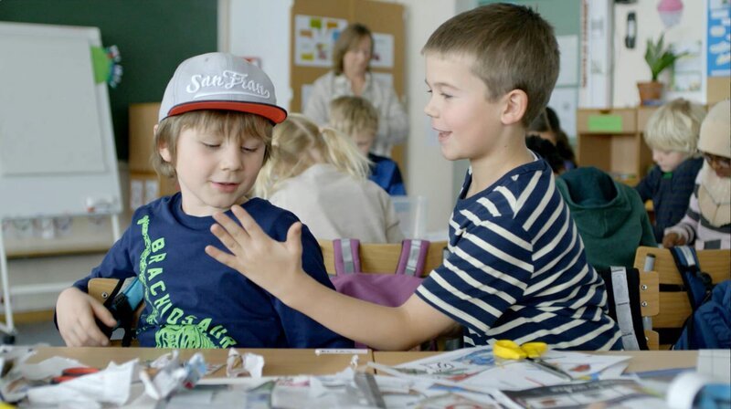 Hugo hat Marlon in sein Geheimnis eingeweiht (v.l.n.r: Petter Mortensen, Martin Evensen). – Bild: WDR/​NRK Super