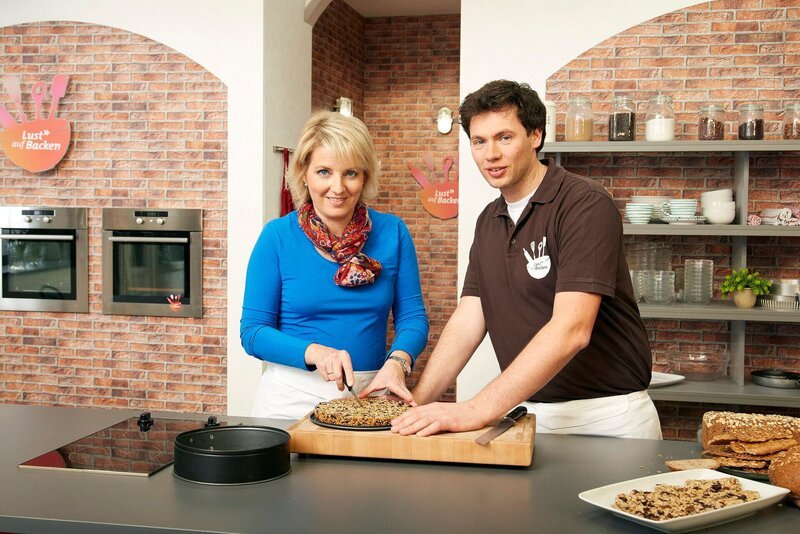 Die Backsendung im SWR Fernsehen mit Bäckermeister und Konditor Hannes Weber und Moderatorin Heike Greis, mittwochs um 18:15 Uhr im SWR Fernsehen (BW). Studioatmosphäre beim Dreh mit Team, Heike Greis und Hannes Weber. – Bild: HR/​SWR/​AV Medien/​Jens Gelowicz