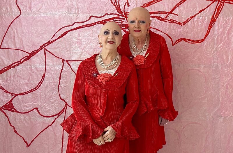 Performance als Lebensmodell: Eva und Adele, das ist ein künstlerisches Konzept. Kahle Köpfe, gleiches Kostüm, perfekt gestylt. So ist das Berliner Paar in der Kunstszene bekannt. Weiteres Bildmaterial finden Sie unter www.br-foto.de. – Bild: BR/Graef Screen Productions GmbH/Nicola Graef Performance als Lebensmodell: Eva und Adele, das ist ein künstlerisches Konzept. Kahle Köpfe, gleiches Kostüm, perfekt gestylt. So ist das Berliner Paar in der Kunstszene bekannt. Weiteres Bildmaterial finden Sie unter www.br-foto.de. – Bild: BR/Graef Screen Productions GmbH/Nicola Graef