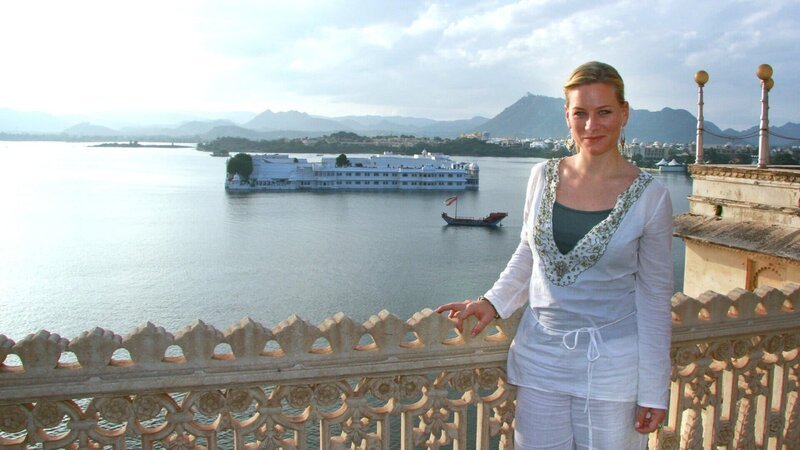 Moderatorin Andrea Jansen in Udaipur. – Bild: ZDF und SRF