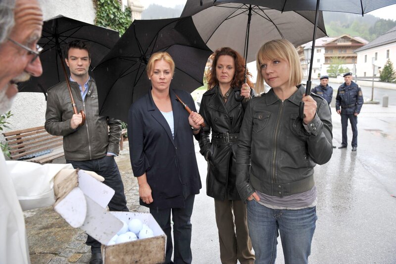 „Soko Kitzbühel“, „Abgestürzt.“ Der „Bärenwirt“ Martin Gross ist in den Bergen tödlich verunglückt. Was zunächst wie ein Unfall aussieht, stellt sich bald als offenbar raffiniert angelegter Mord heraus. – Bild: ORF/​BEO-Film/​Bernd Schuller