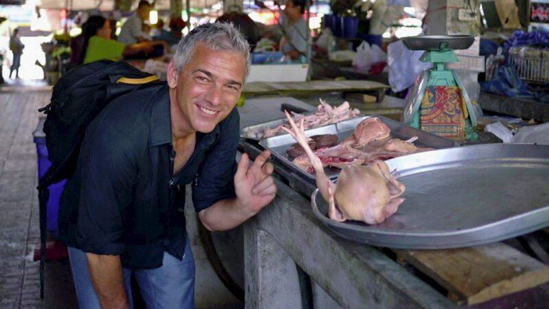 Moderator Roland Luder auf dem Markt – Bild: 3sat