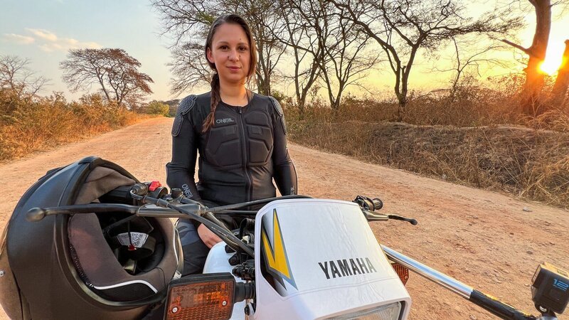 Ein Punkt auf der Bucket-List: Mira Weingart unterwegs mit einem Motorrad von der Hauptstadt Lusaka zum Lower Sambesi. – Bild: SRF