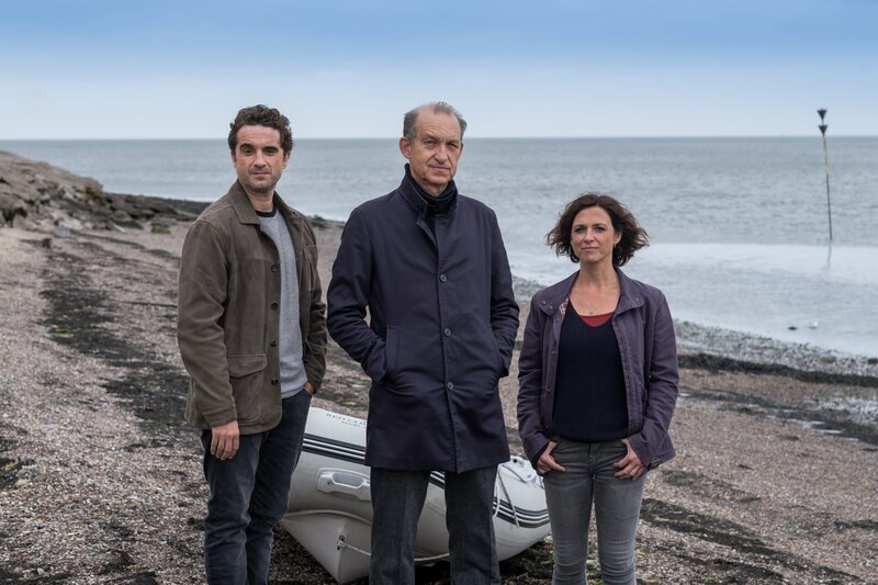 Die Sylter Kommissare von links: Hinnerk Feldmann (Oliver Wnuk), Carl Sievers (Peter Heinrich Brix) und Ina Behrendsen (Julia Brendler). – Bild: ZDF und Manju Sawhney