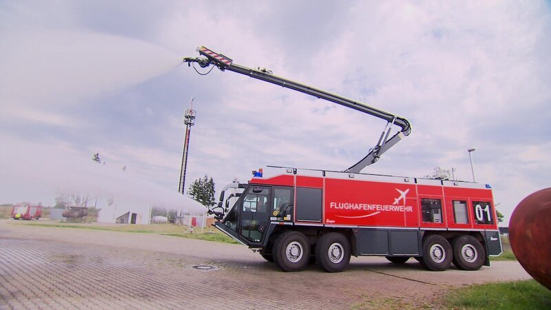 Etwa 12.500 Liter Wasser fasst der Tank des Löschfahrzeugs. – Bild: N24 Doku Etwa 12.500 Liter Wasser fasst der Tank des Löschfahrzeugs. – Bild: N24 Doku
