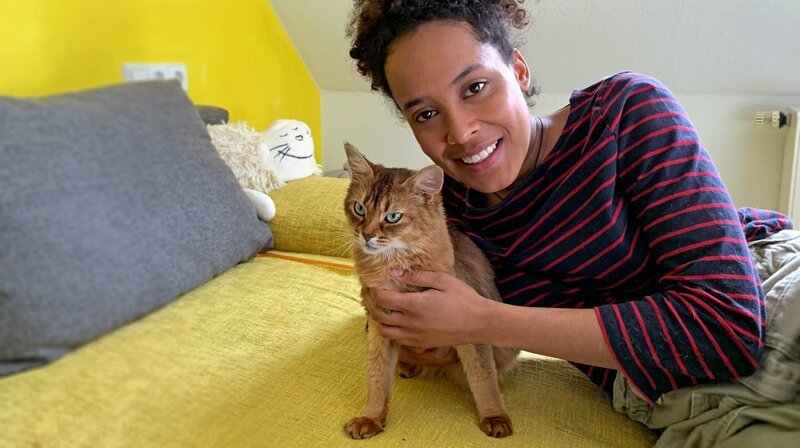 Pia mit der preisgekrönten Rassekatze „Emily“ – Bild: BR/​TEXT + BILD Medienproduktion/​Katja Schübl