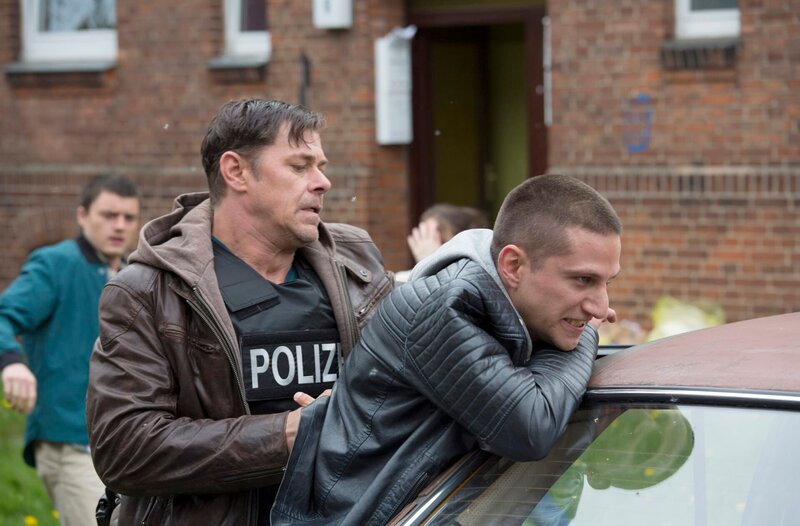 ARD HEITER BIS TÖDLICH – MORDEN IM NORDEN, III. Staffel der Krimiserie am Vorabend mit 8 neuen Folgen, Folge 42 „Revolverheld“ am Dienstag (25.11.14) um 18:50 Uhr im Ersten. Finn Kiesewetter (Sven Martinek, l.) nimmt Kevin Otten (Adrian Saidi, r.) fest. – Bild: ARD/​Georges Pauly
