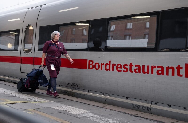 Dienstbeginn für Ingrid Kesseler in Hamburg Altona. – Bild: NDR/​Noah Siegert