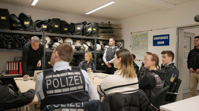 Einsatzbesprechung bei der Polizei, direkt an einer Erstaufnahmeeinrichtung für Geflüchtete in Sigmaringen. – Bild: WDR