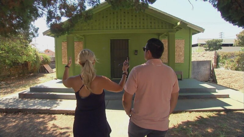 In Upland, Kalifornien, erwartet Jessie und Tina ein Haufen Arbeit. Während Tina unterwegs ist, erhält Jessie ein sehr gutes Angebot: Ein Haus von 1924 mit zwei Schlafzimmern und einem Bad, das unter Denkmalschutz steht, ist für 252.000 Dollar auf den Markt gekommen. Vergleichbare Objekte kosten 350.000, und Jessie muss sofort zuschlagen, sonst wird es anderweitig verkauft. Obwohl sich Tina normalerweise alle Objekte vor dem Kauf anschauen möchte, verzichtet sie diesmal auf die Besichtigung – und erlebt dann eine böse Überraschung. – Bild: HGTV