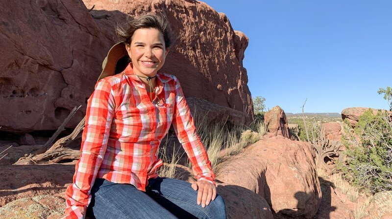 Anna reist auf der Suche nach den letzten lebenden Dinos durch die USA. – Bild: BR/​Text und Bild Medienproduktion GmbH & Co. KG/​Katja Schübl