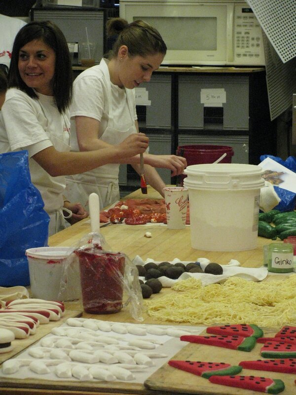 Buffet cake and Coney Island cake. Toni Walton and Sunshine Fernandez work on „food“ items for the Buffet cake. – Bild: Discovery Communications, Inc.