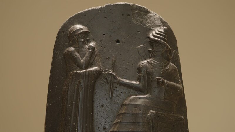 Der Codex Hammurapi im Louvre ist circa 3.800 Jahre alt und gilt als einer der ersten Versuche, in der Gesellschaft für Gerechtigkeit zu sorgen. – Bild: ZDF und Torbjörn Karvang