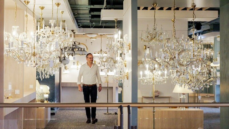 Die Zeitumstellung wurde eingeführt, um Energie zu sparen. Florian Molecz vom Wiener Leuchtenunternehmen ORION spricht über die Entwicklung der Leuchtmittel. – Bild: ORF/​BFILM